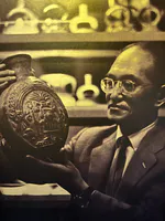 يوشيتارو أمانو يتأمل التحف البيروفية