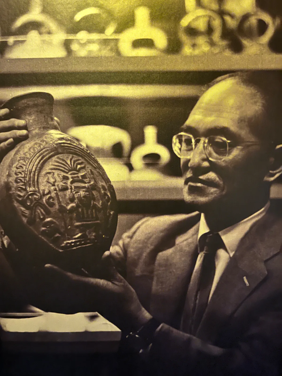 يوشيتارو أمانو يتأمل التحف البيروفية