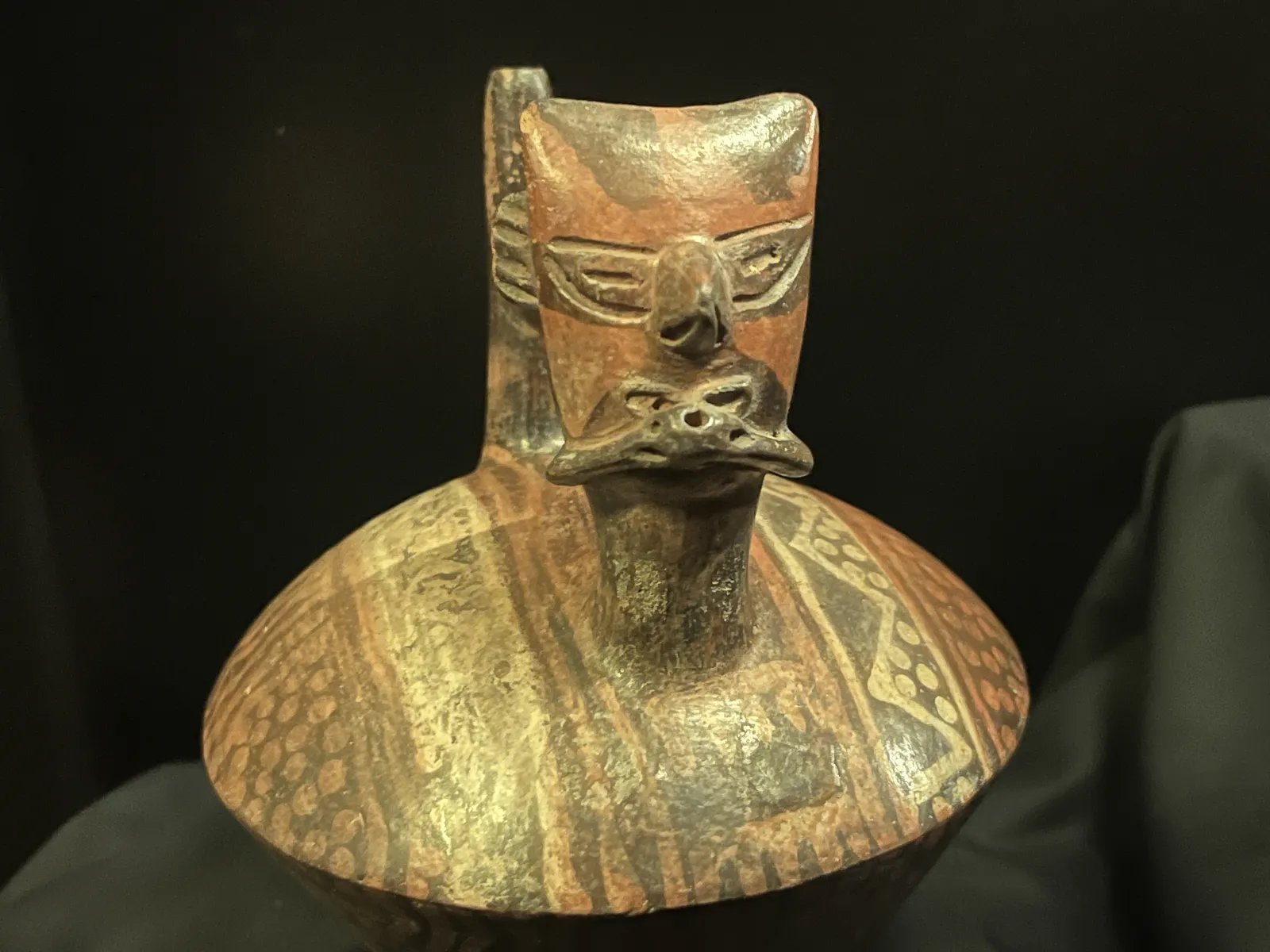 إناء خزفي بفوهة على شكل ركاب على هيئة سنور