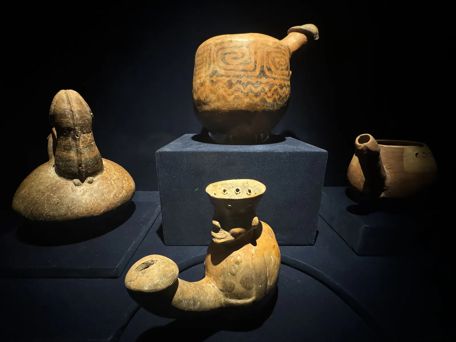 زجاجات خزفية ذات مصبّات على شكل أعضاء ذكورية