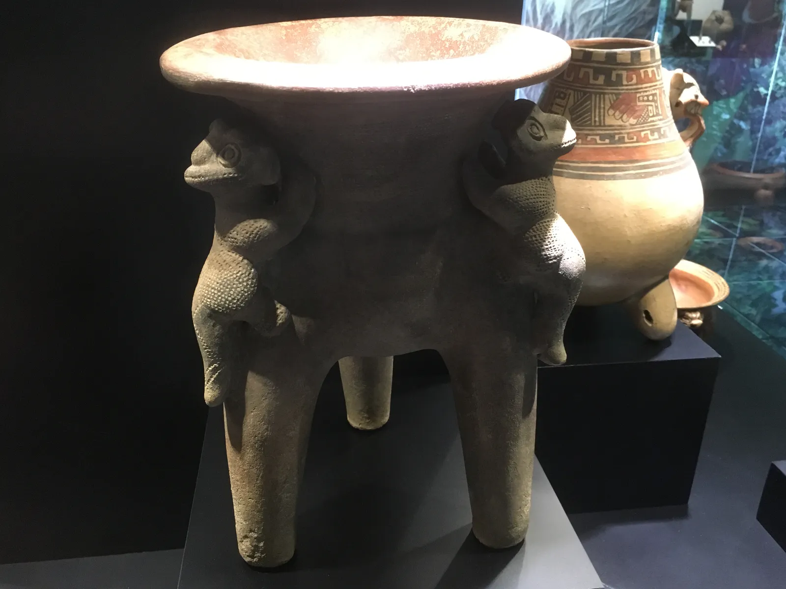 Bol tripode en céramique avec lézards