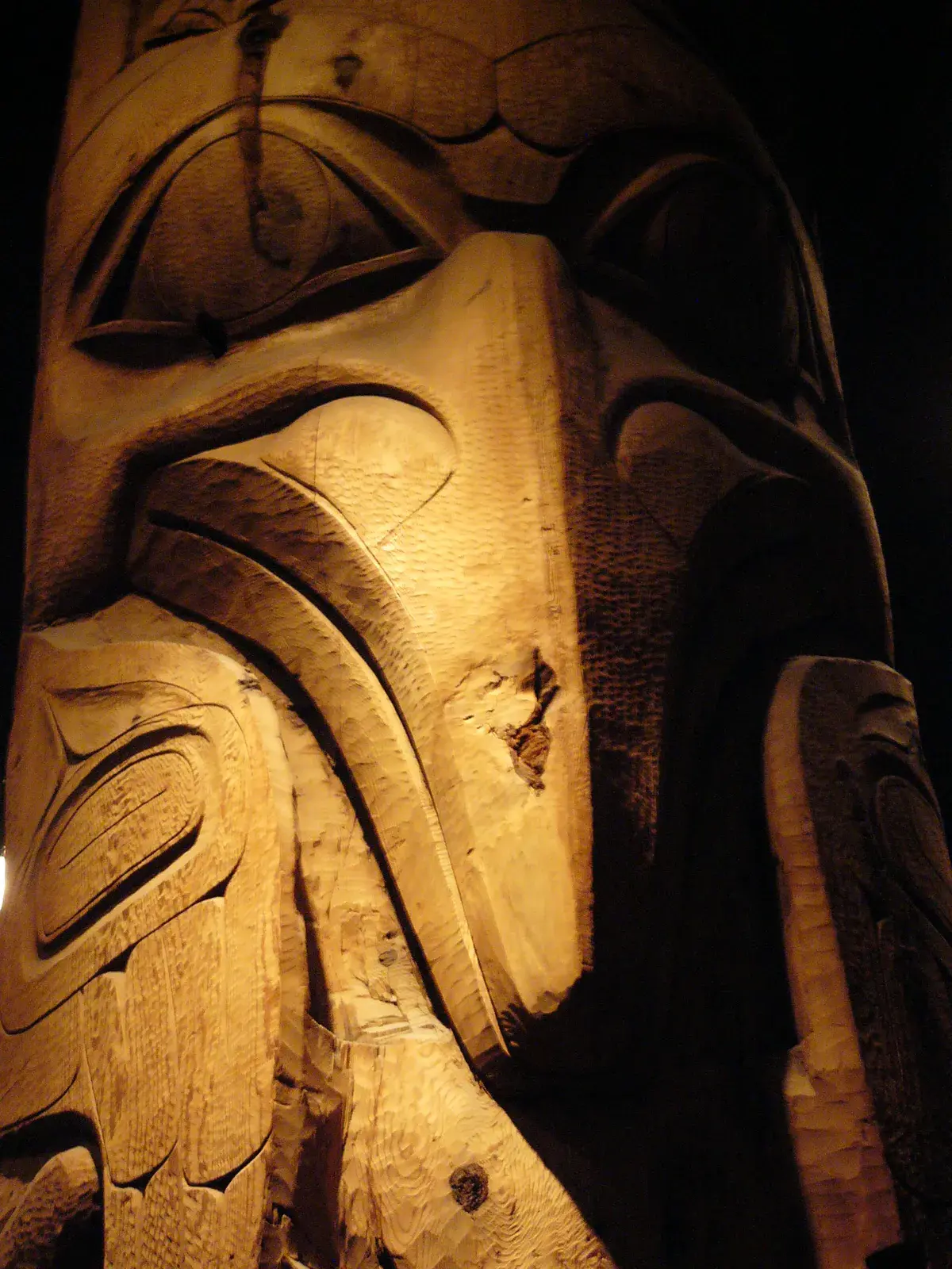 Poteau de maison haïda avec corbeau et ours