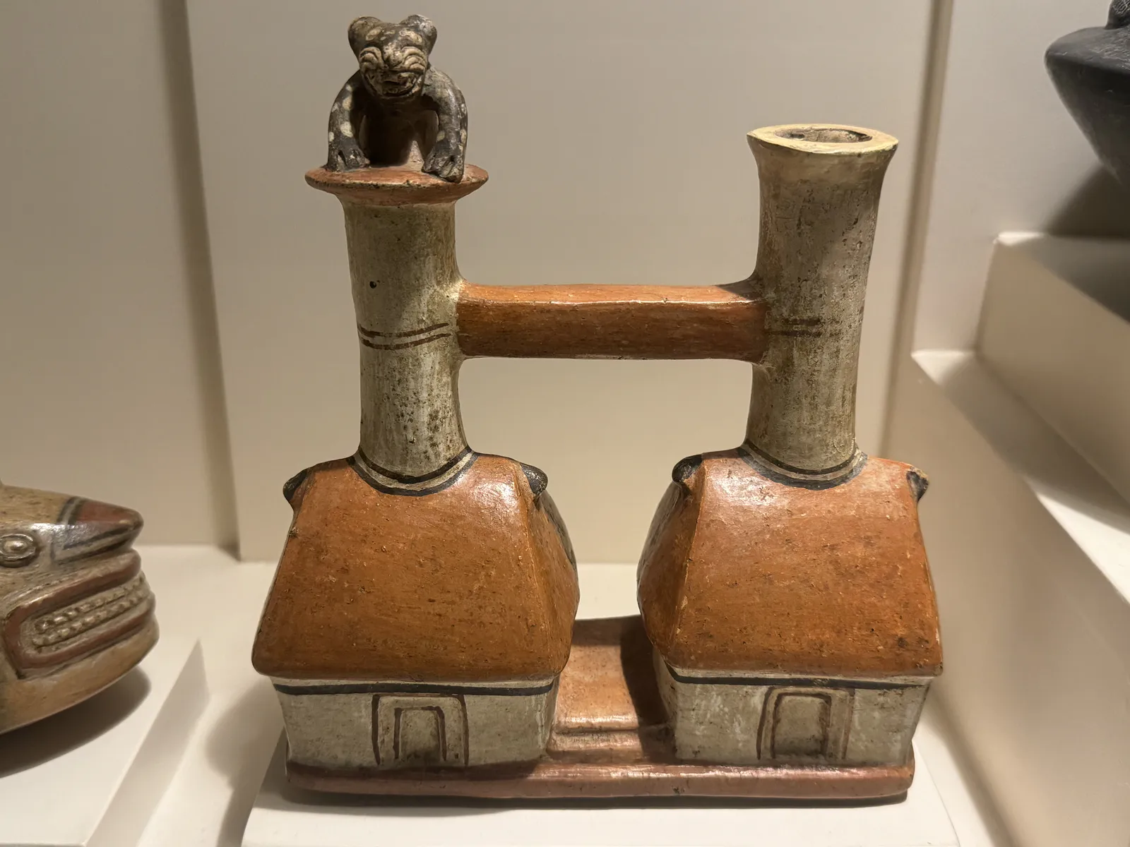 إناء خزفي تشيمو-إنكا مع شكل قرد