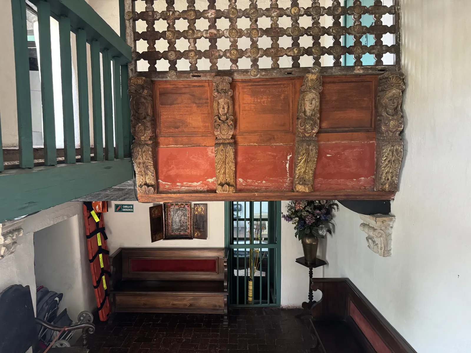 Balcon de chœur en bois sculpté avec cariatides