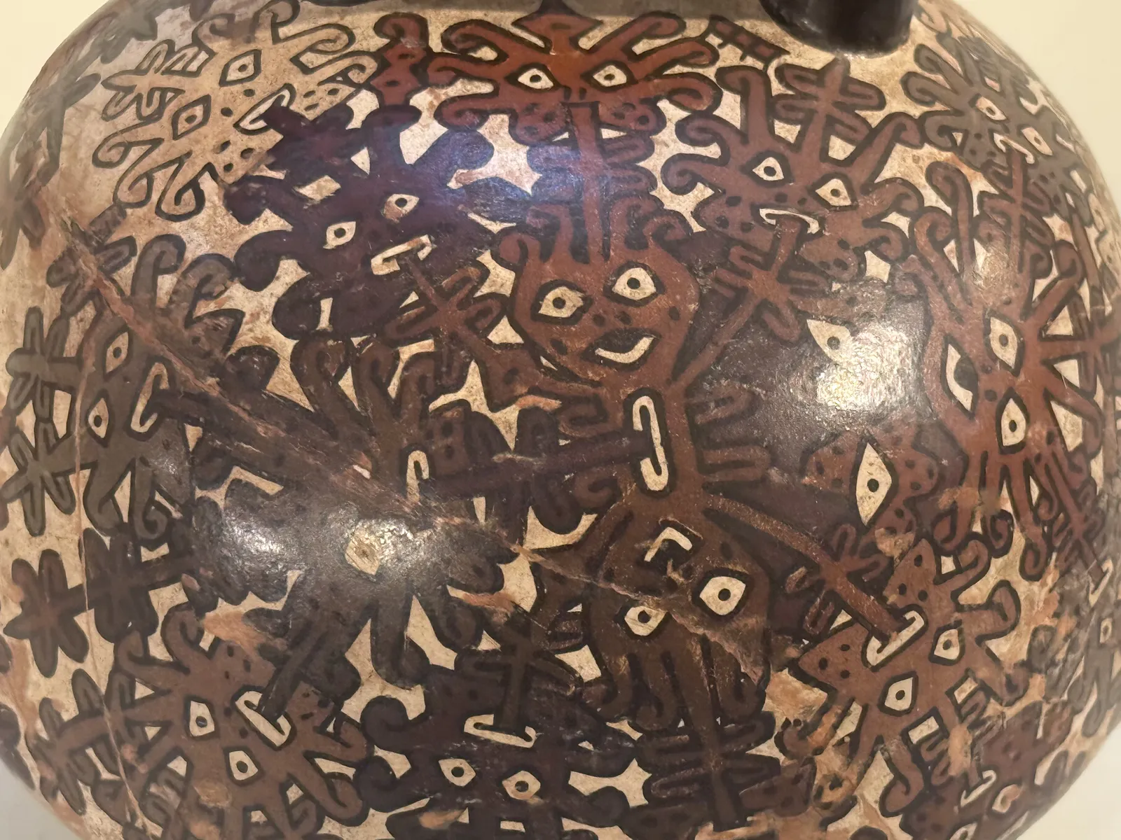 قارورة نازكا ذات فوهة على شكل ركاب