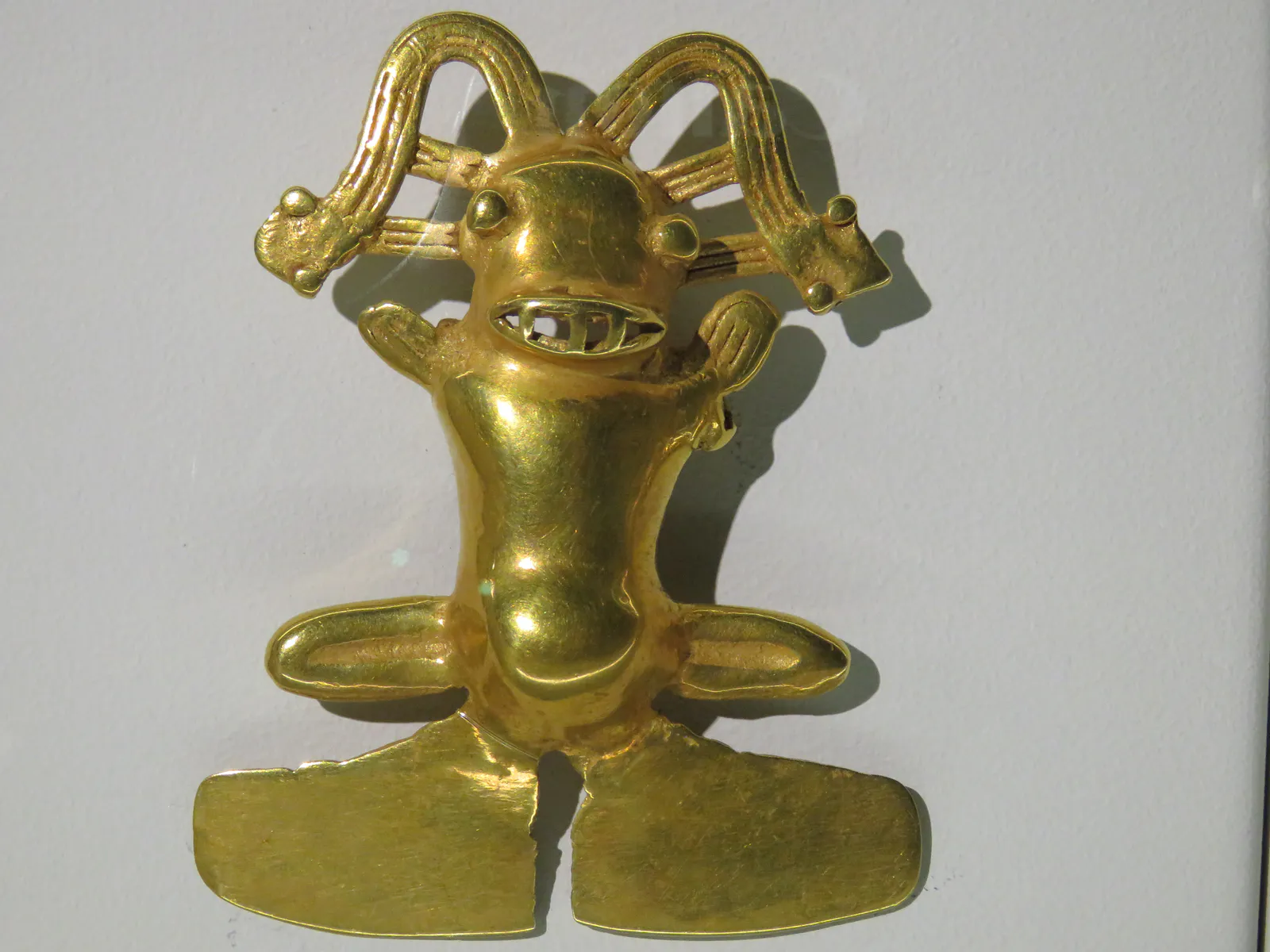 Подвеска в форме лягушки культуры Дикис