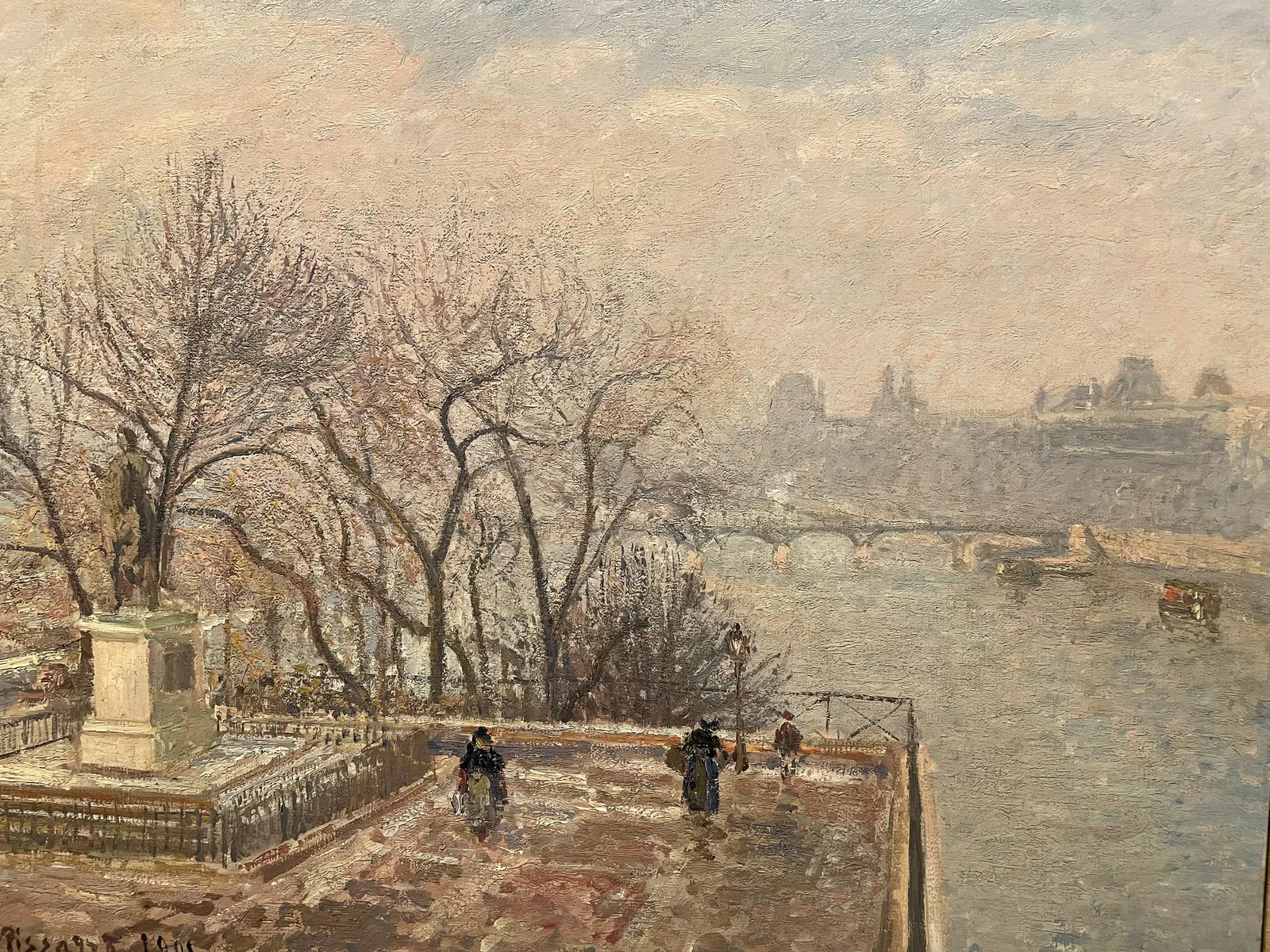 ضباب الصباح فوق نهر السين واللوفر