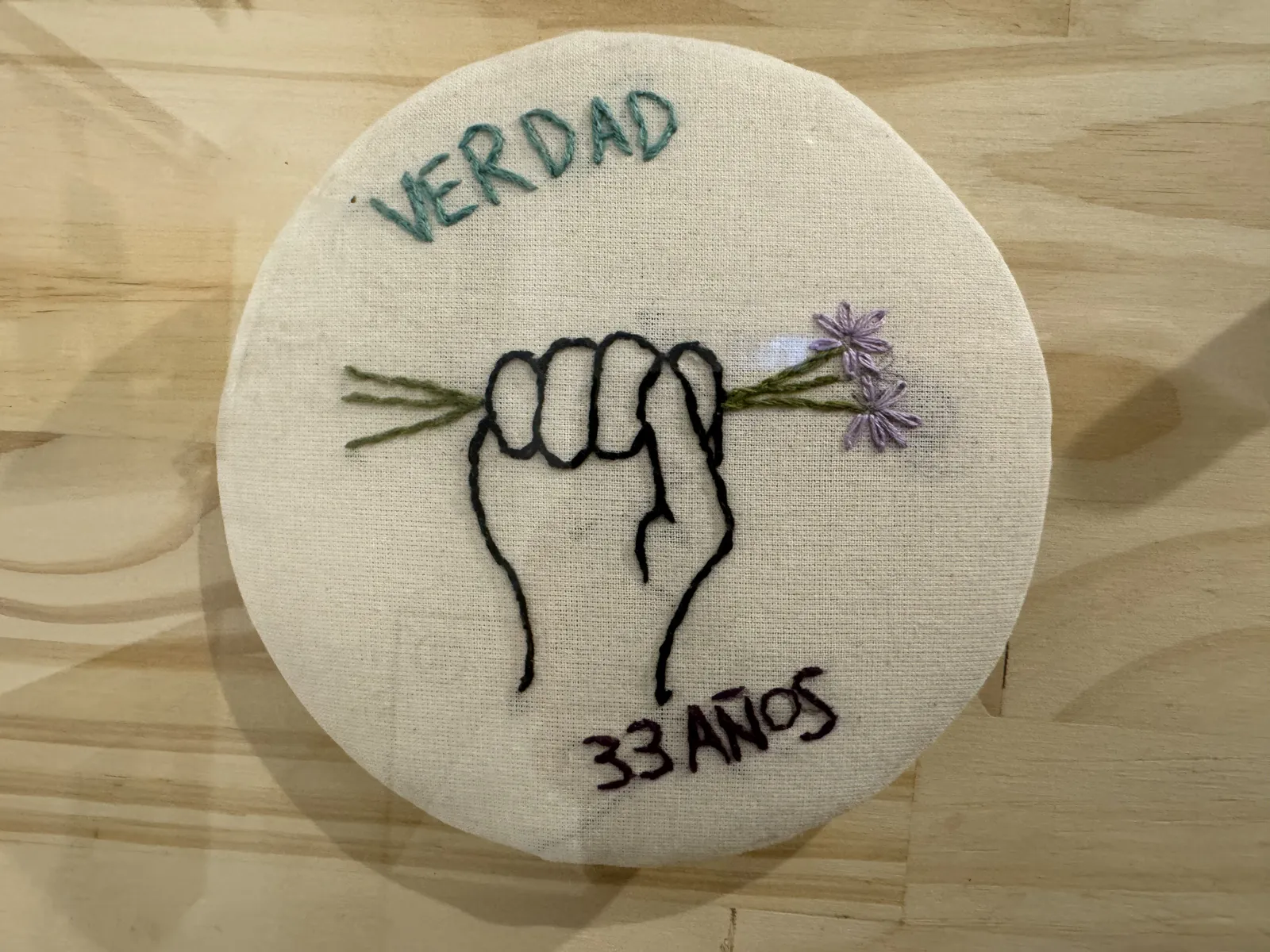 Symbole brodé de justice et de mémoire