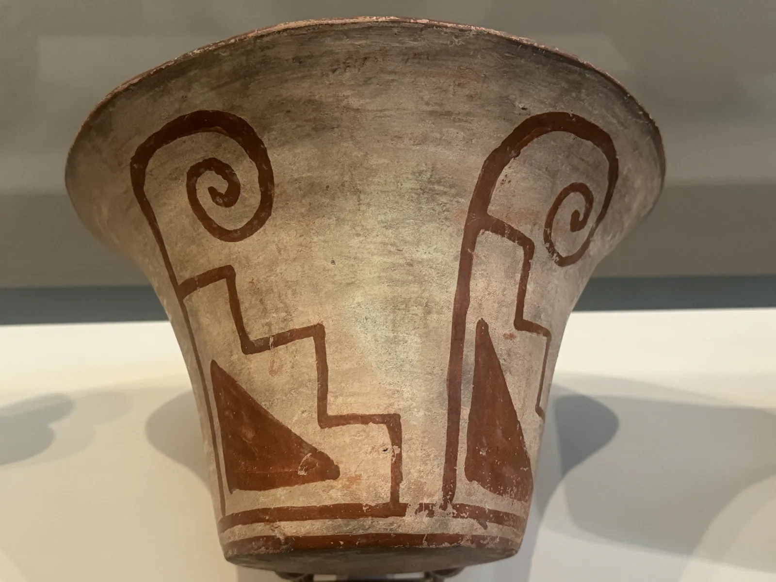 وعاء متسع من حضارة موتشيكا بتصميم متدرج