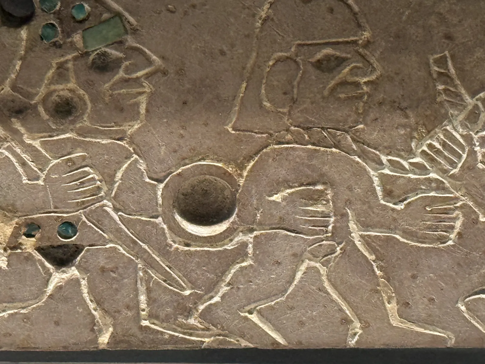 صندوق حجري لمشهد قتال طقسي من حضارة موشي