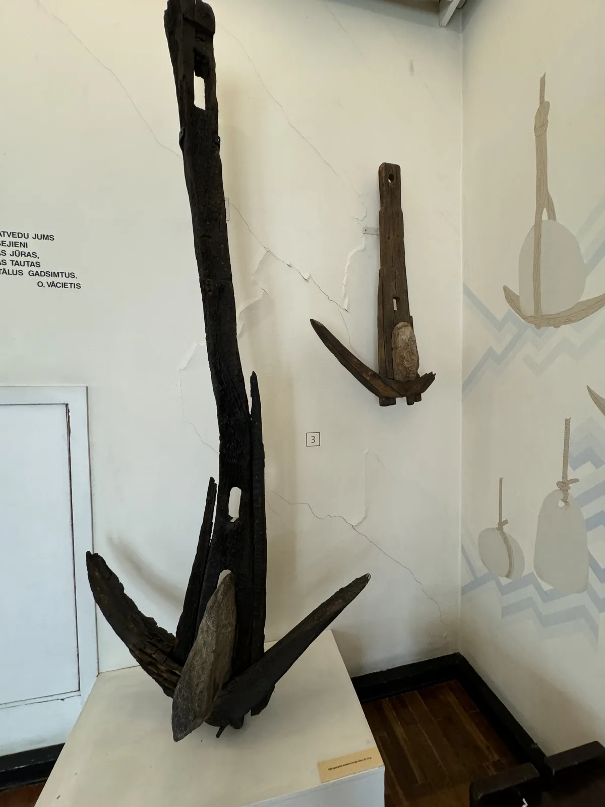 Âncoras de madeira com pesos de pedra