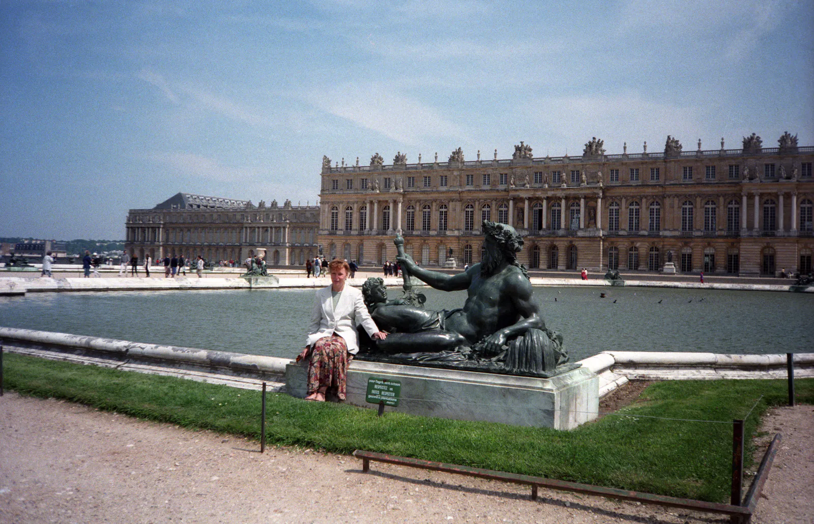 إله النهر مع طفل