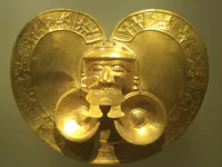 Pectoral avec visage et disques ornementaux