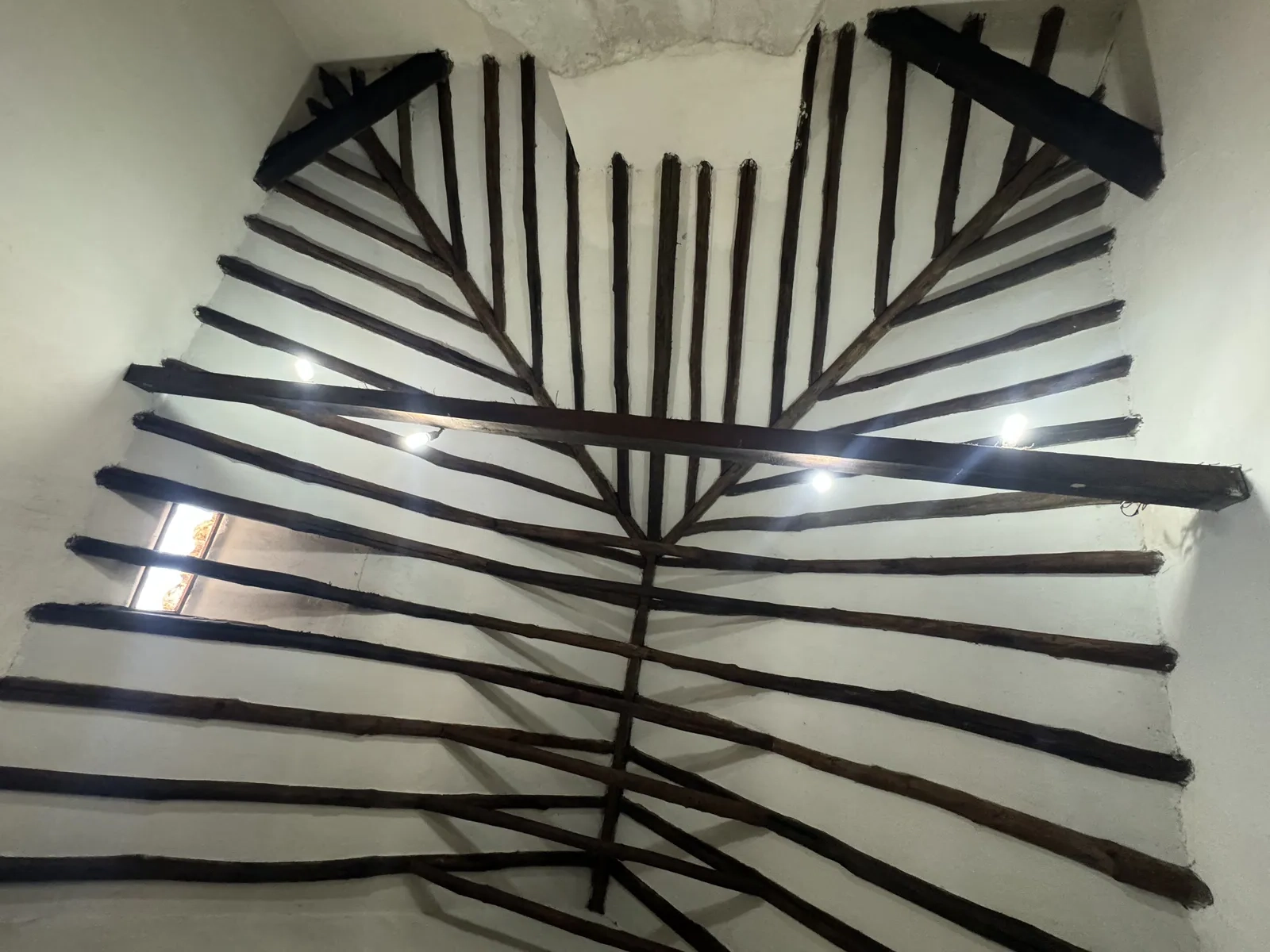 Кровельная конструкция из плетня и глины