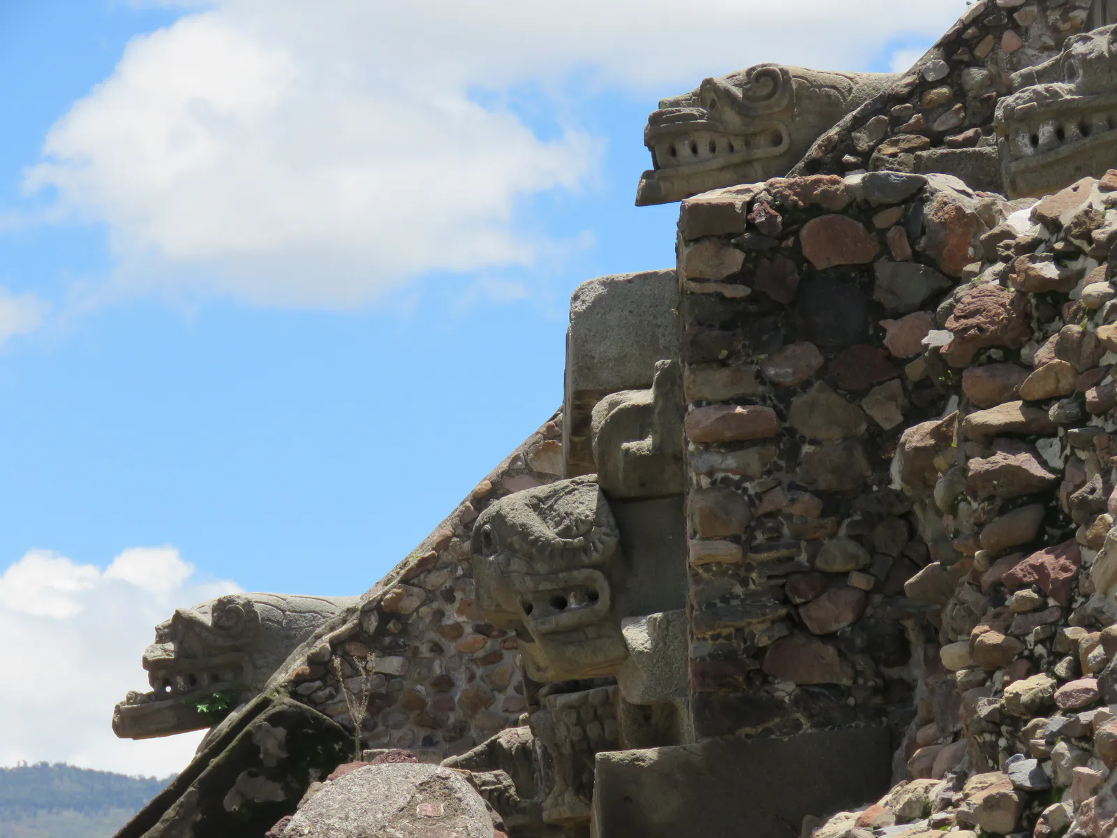 羽毛のある蛇の階段彫刻