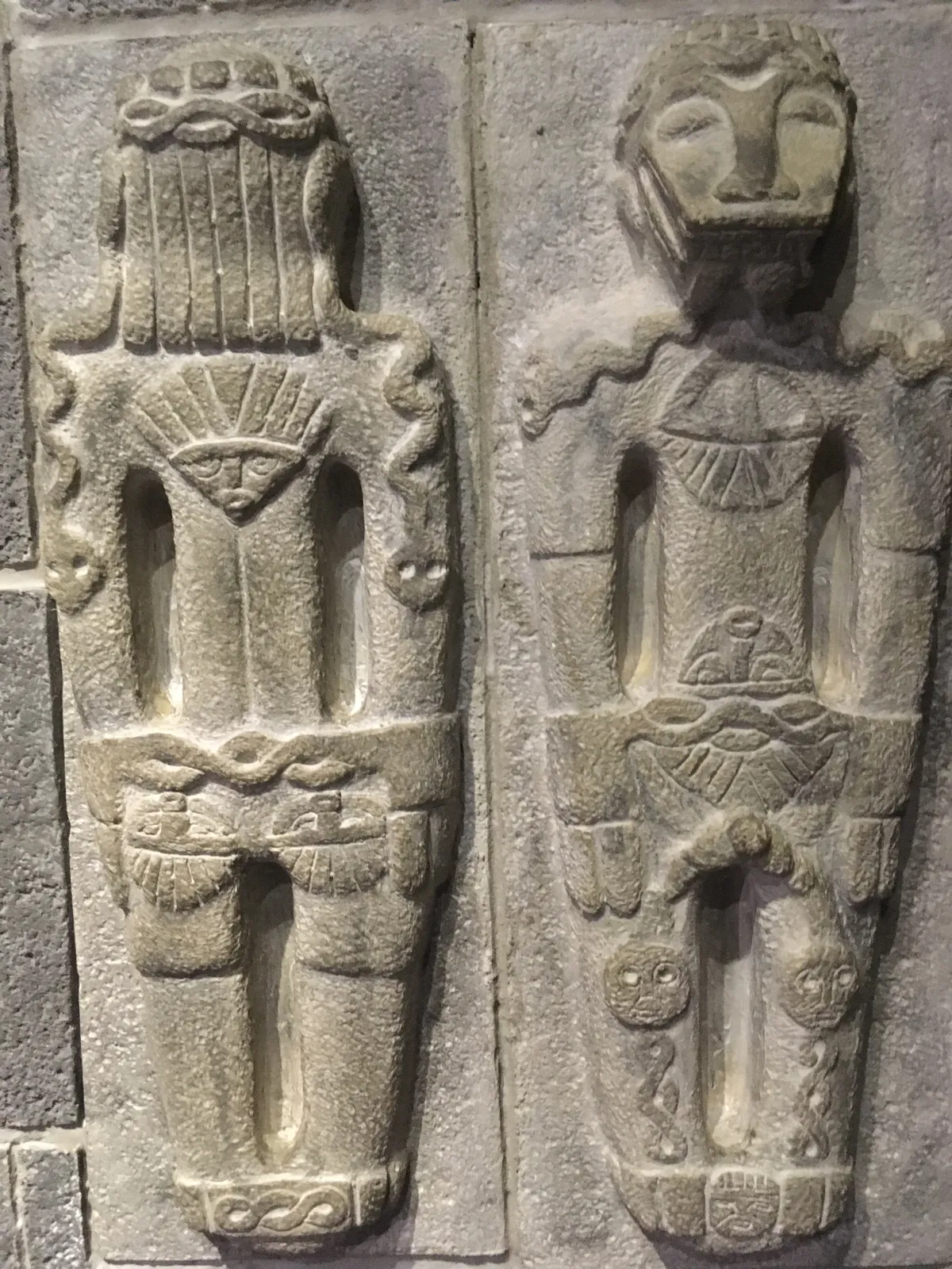 Figures en relief de basalte huetar