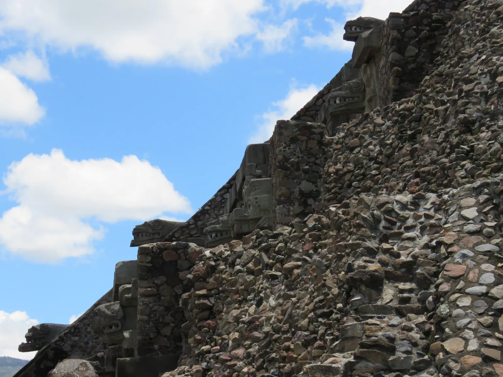 神殿の階段を昇る蛇たち
