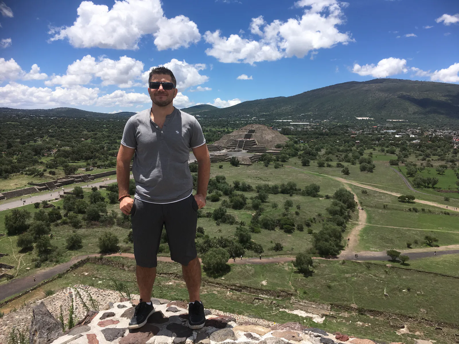 テオティワカンの聖なる景観を見渡すマックス