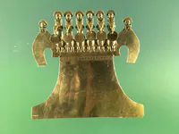 Pectoral muisca en tumbaga avec figures et oiseaux