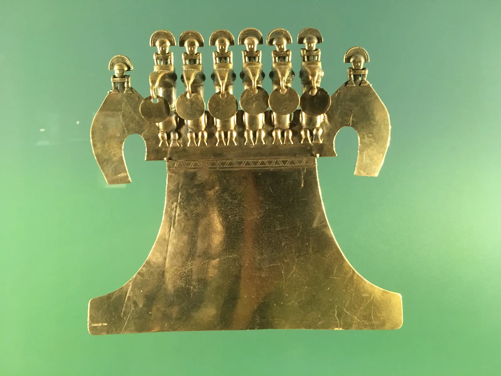 Pectoral muisca en tumbaga avec figures et oiseaux