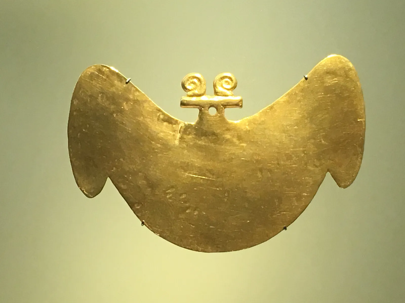 Pendentif stylisé en forme de chauve-souris provenant d’un ornement d’oreille