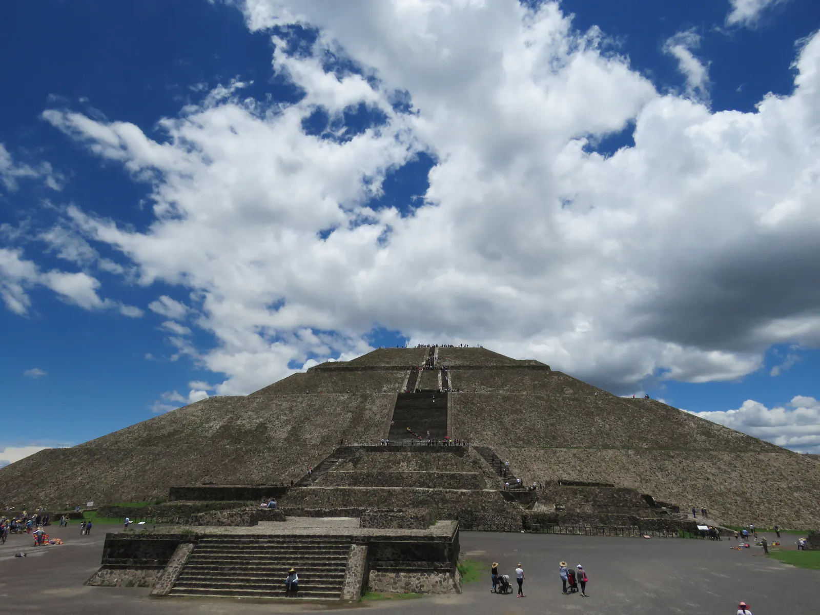 空の下の太陽のピラミッド