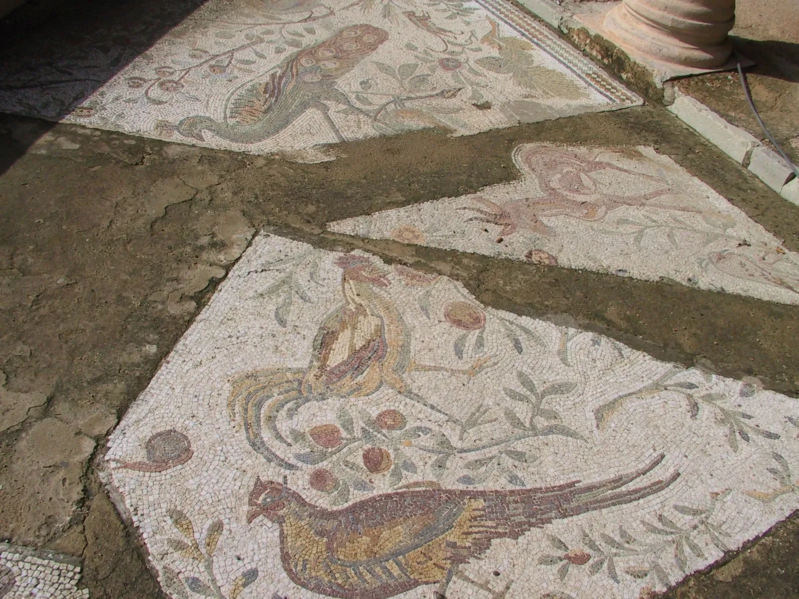 Mosaik mit Vogel- und Blumenmotiv