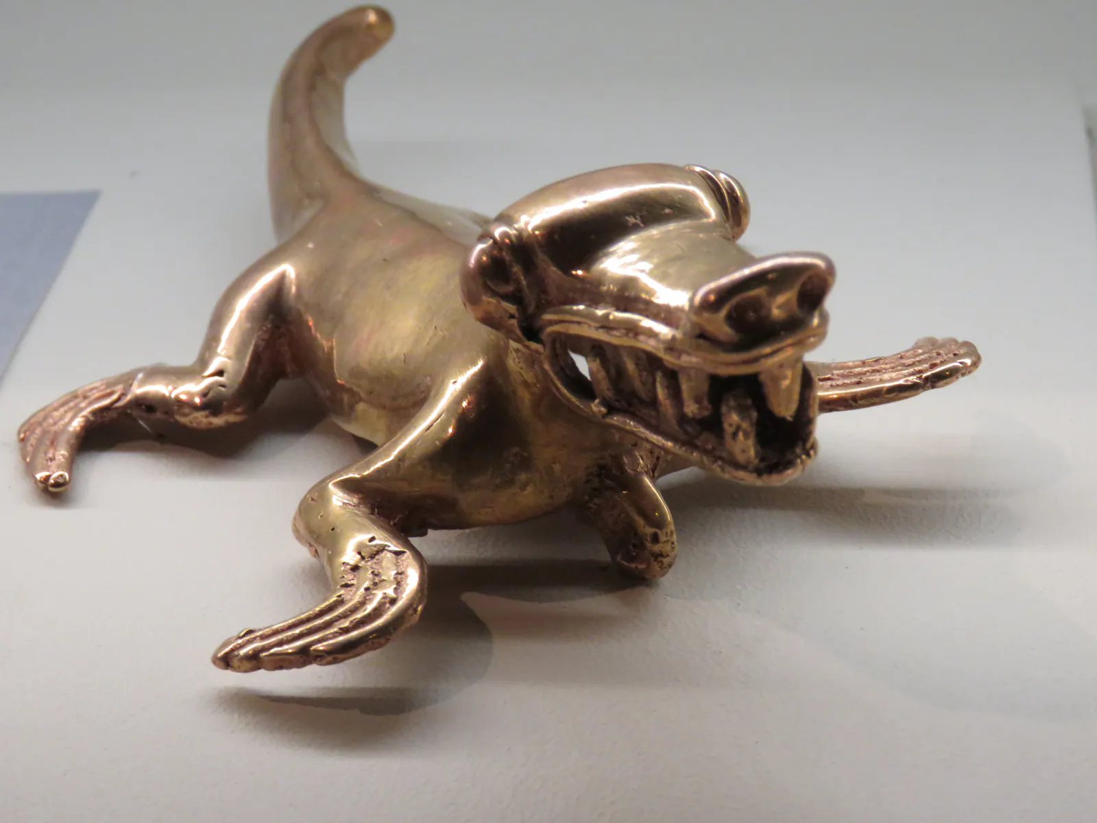 Pingente Diquís de crocodilo com dentes à mostra