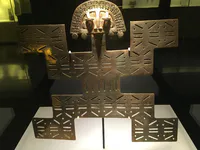 Ornement Pectoral Géométrique