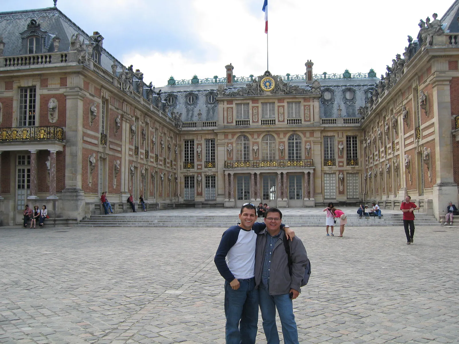 لويس و JJ في ساحة الشرف