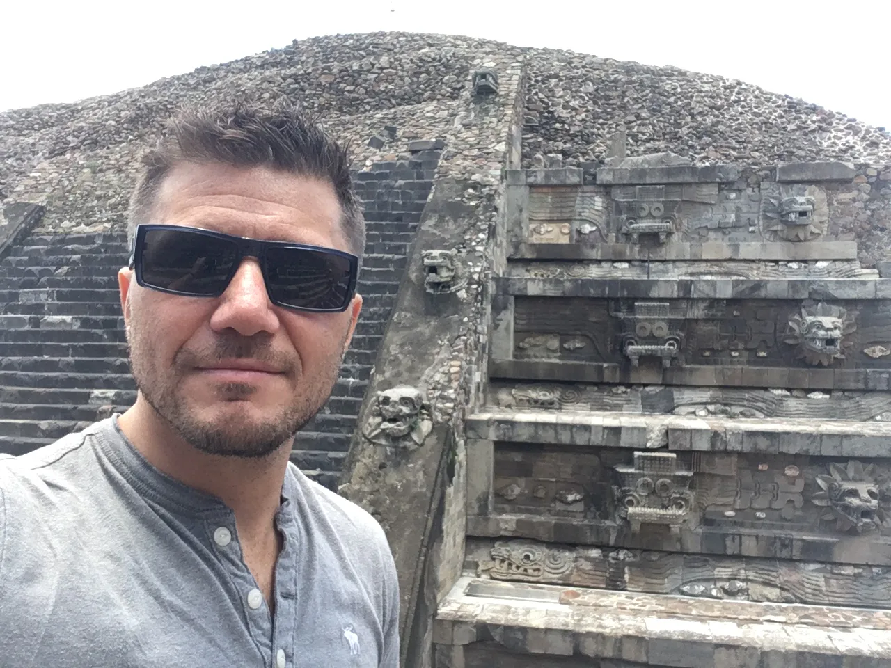 羽毛のある蛇の神殿の前に立つマックス