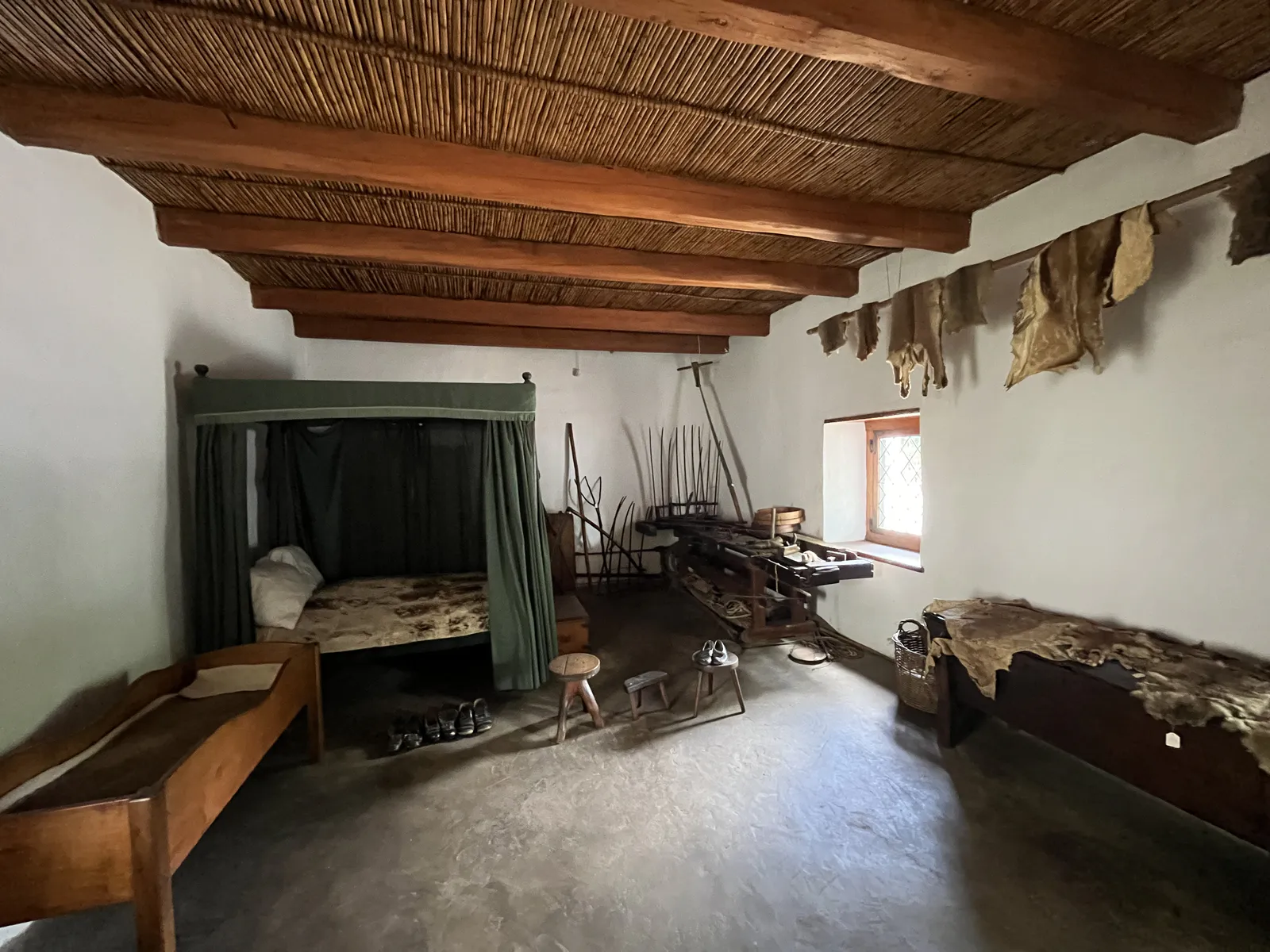 صناعة الجلود وغرف النوم