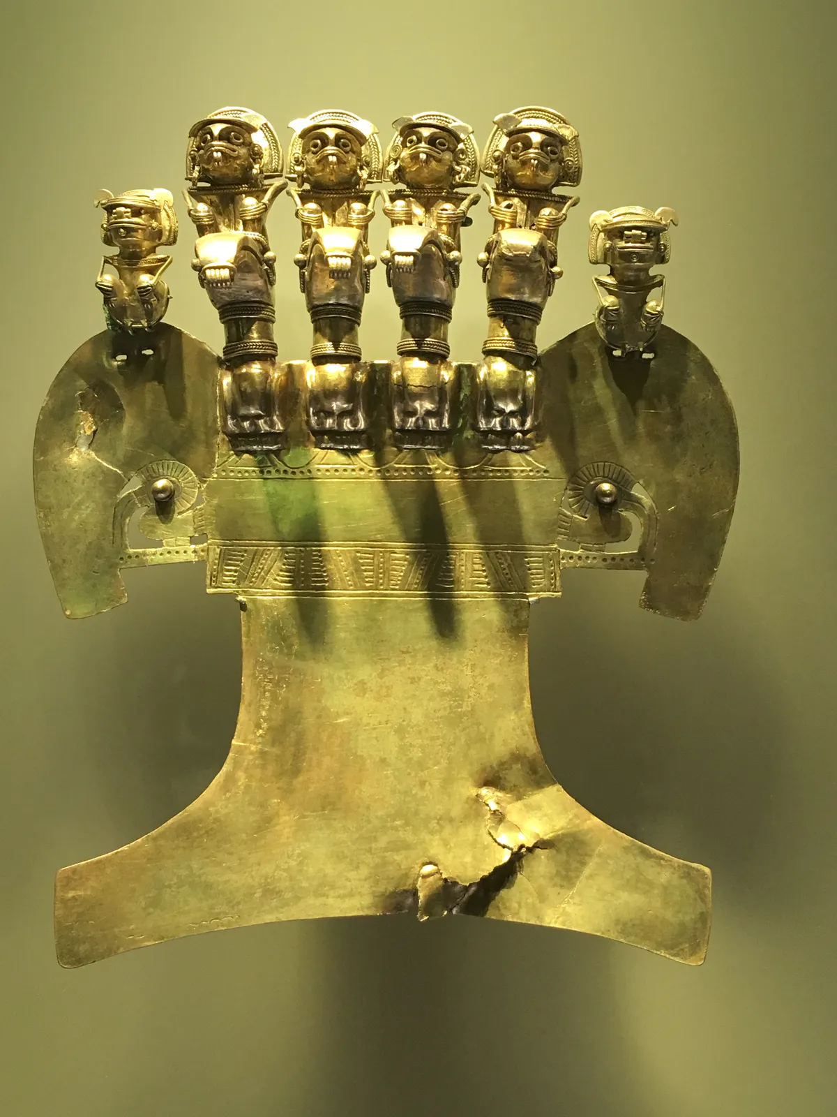 Pectoral cérémoniel quimbaya avec guerriers