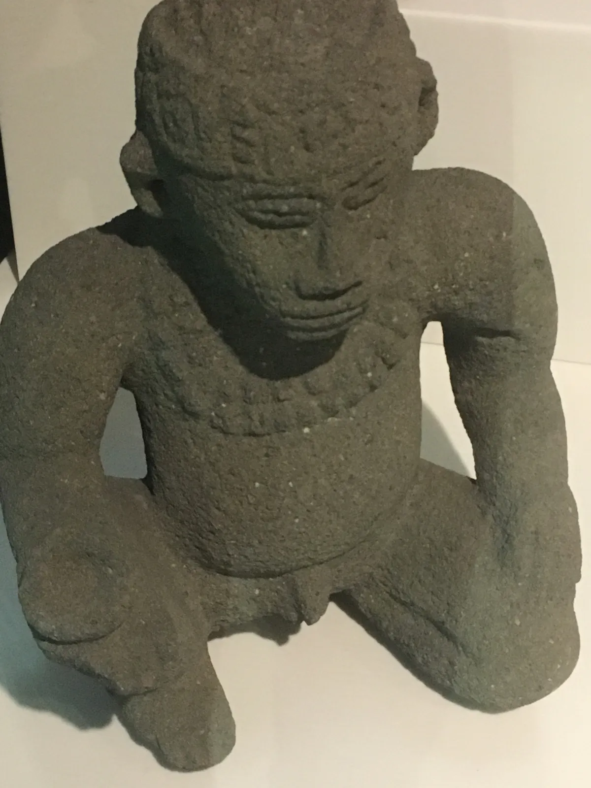 Estátua masculina sentada da Grande Nicoya