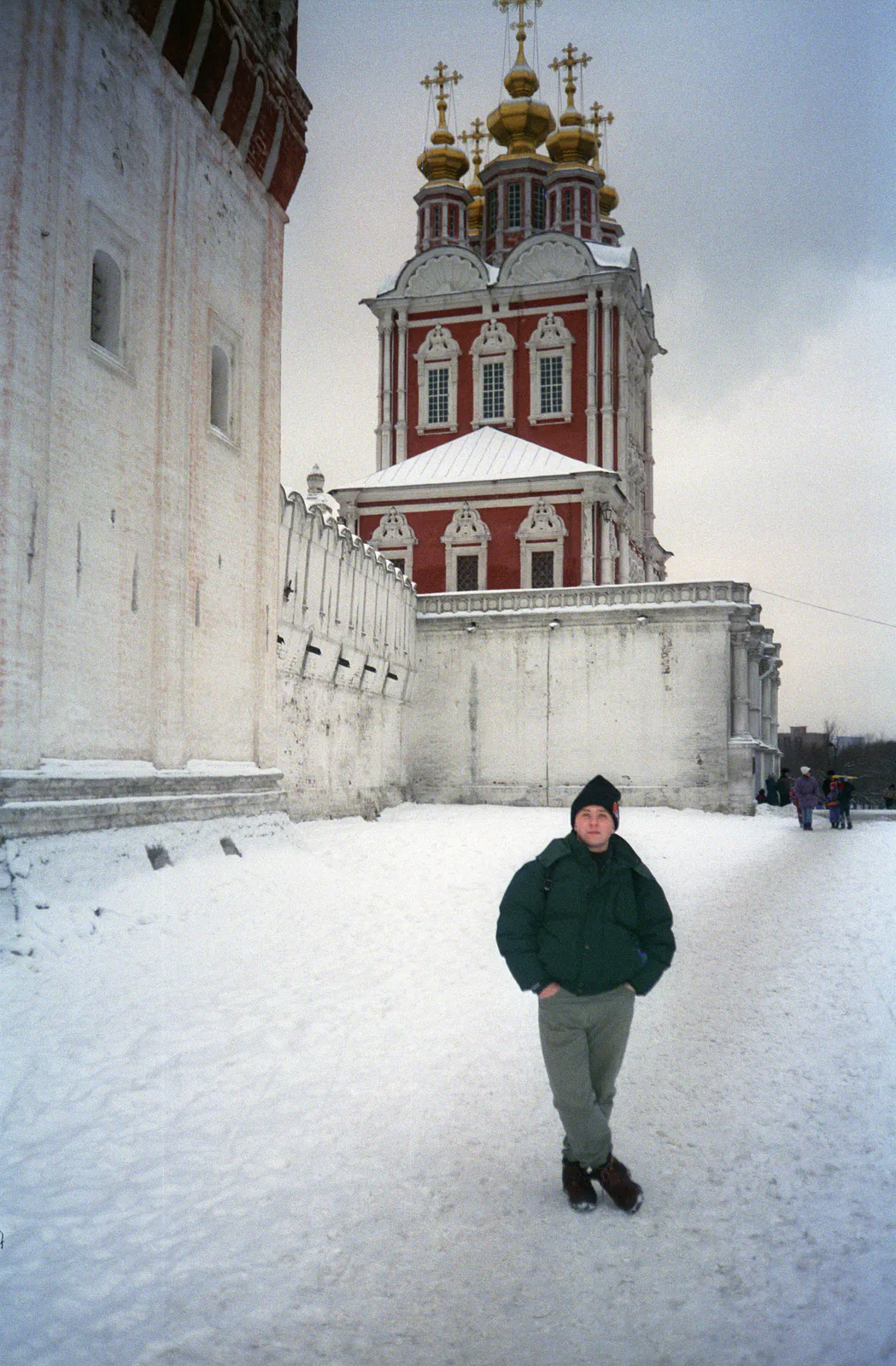Max à l’église au-dessus de la porte
