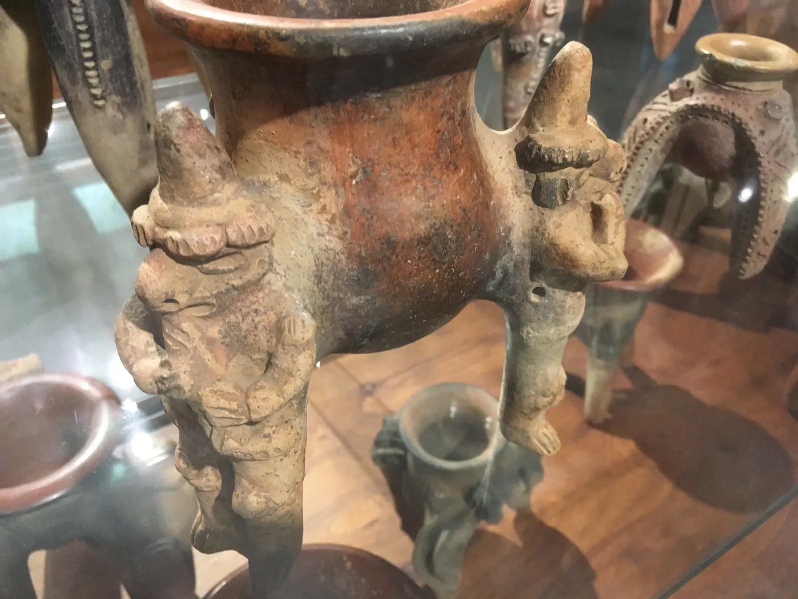 Vase tripode de Veraguas avec figures assises