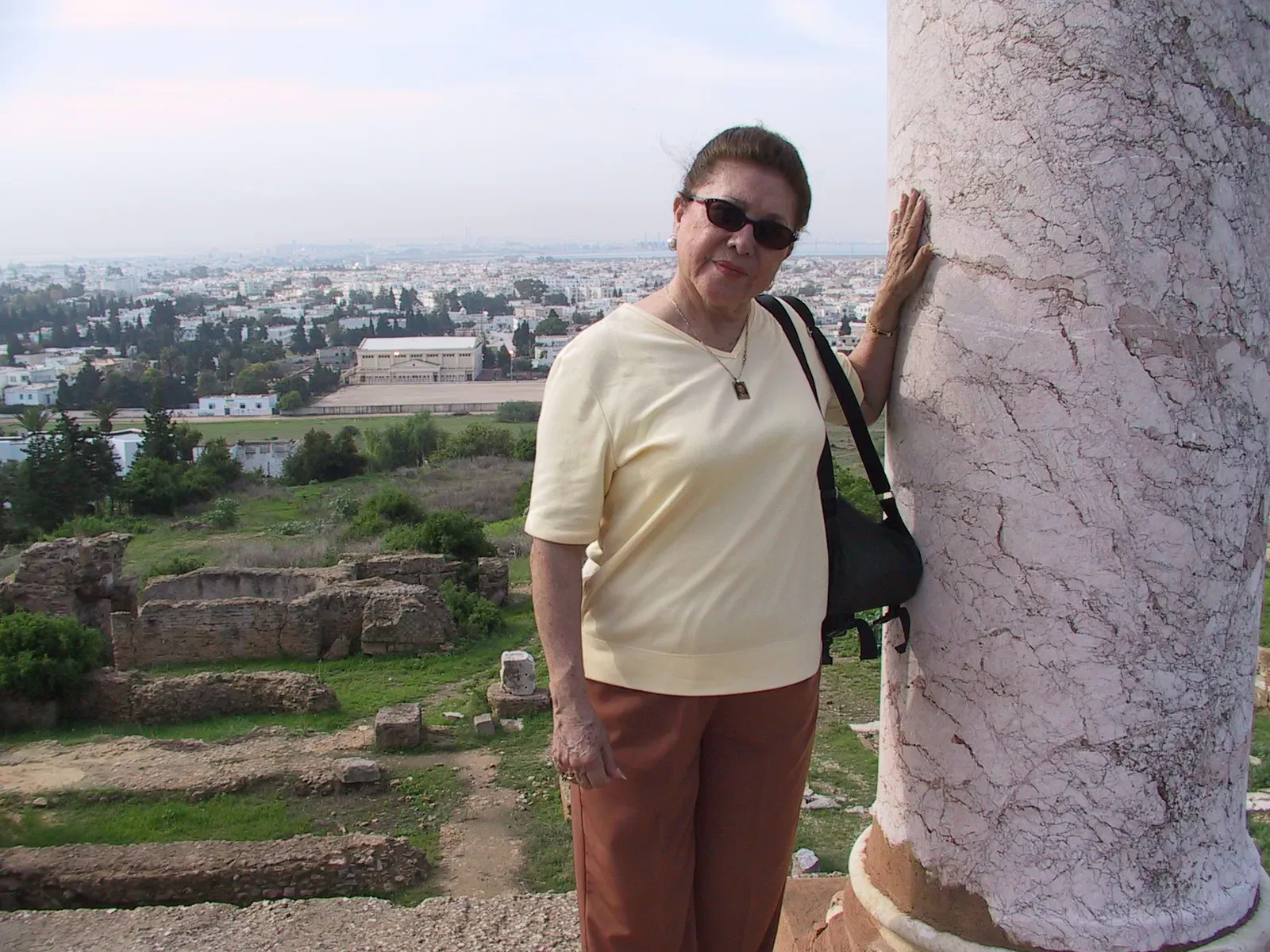 Alicia an einer rosa Marmorsäule