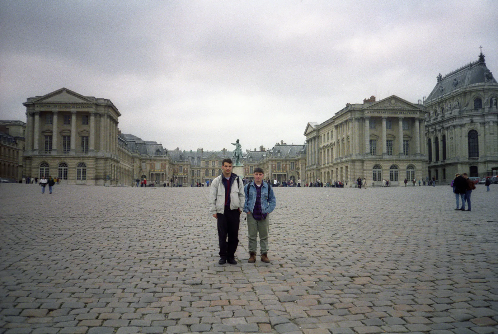 명예의 안뜰에서의 맥스와 게리