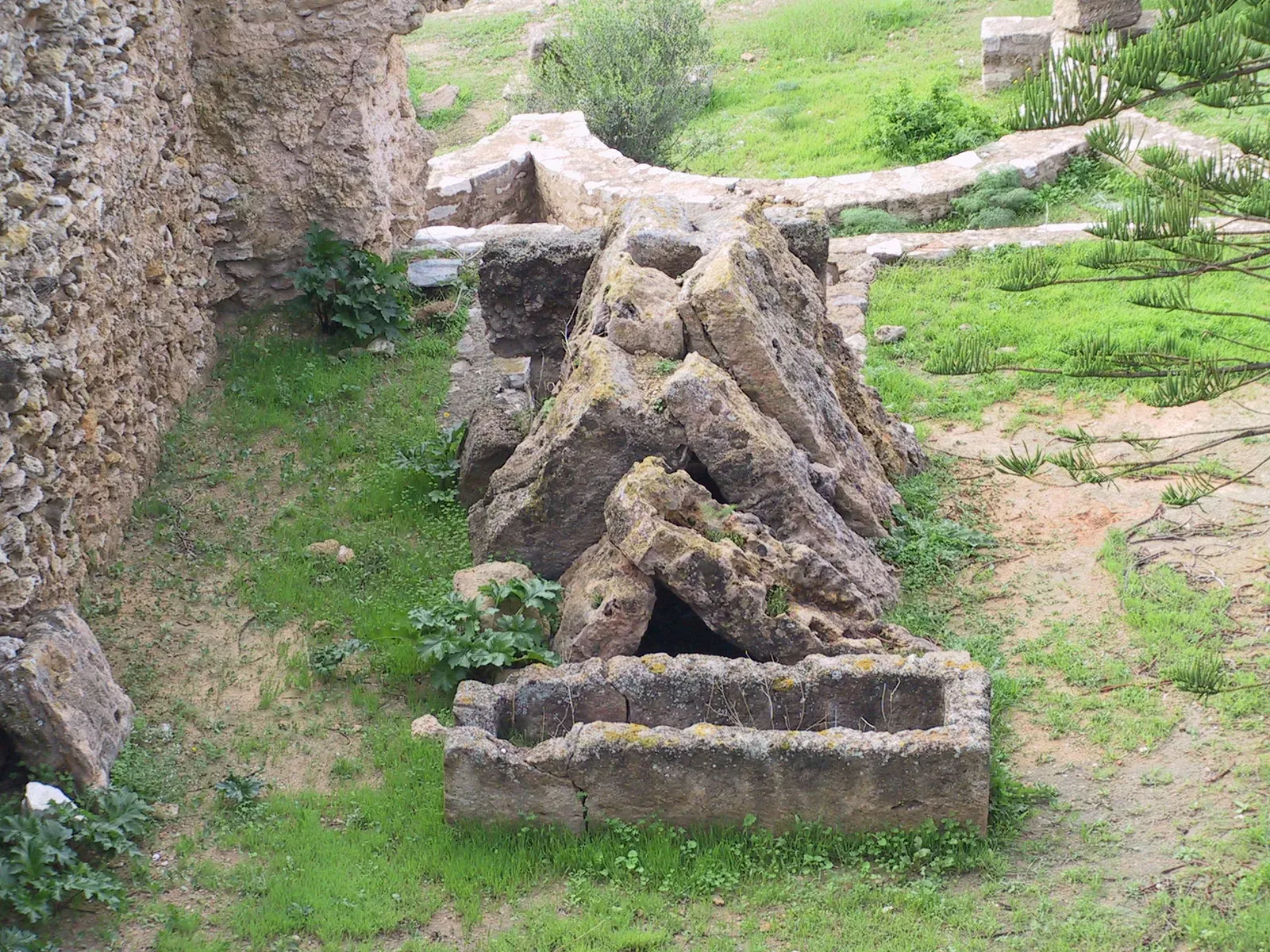 Römische Gewölbezisterne mit Trog