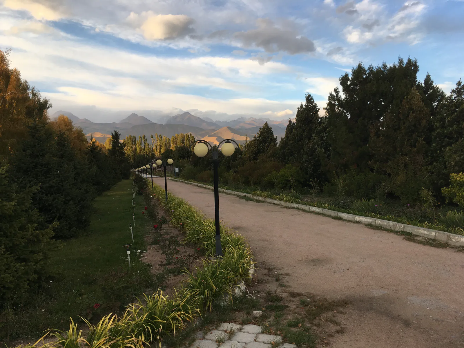 乔尔蓬阿塔的傍晚光影