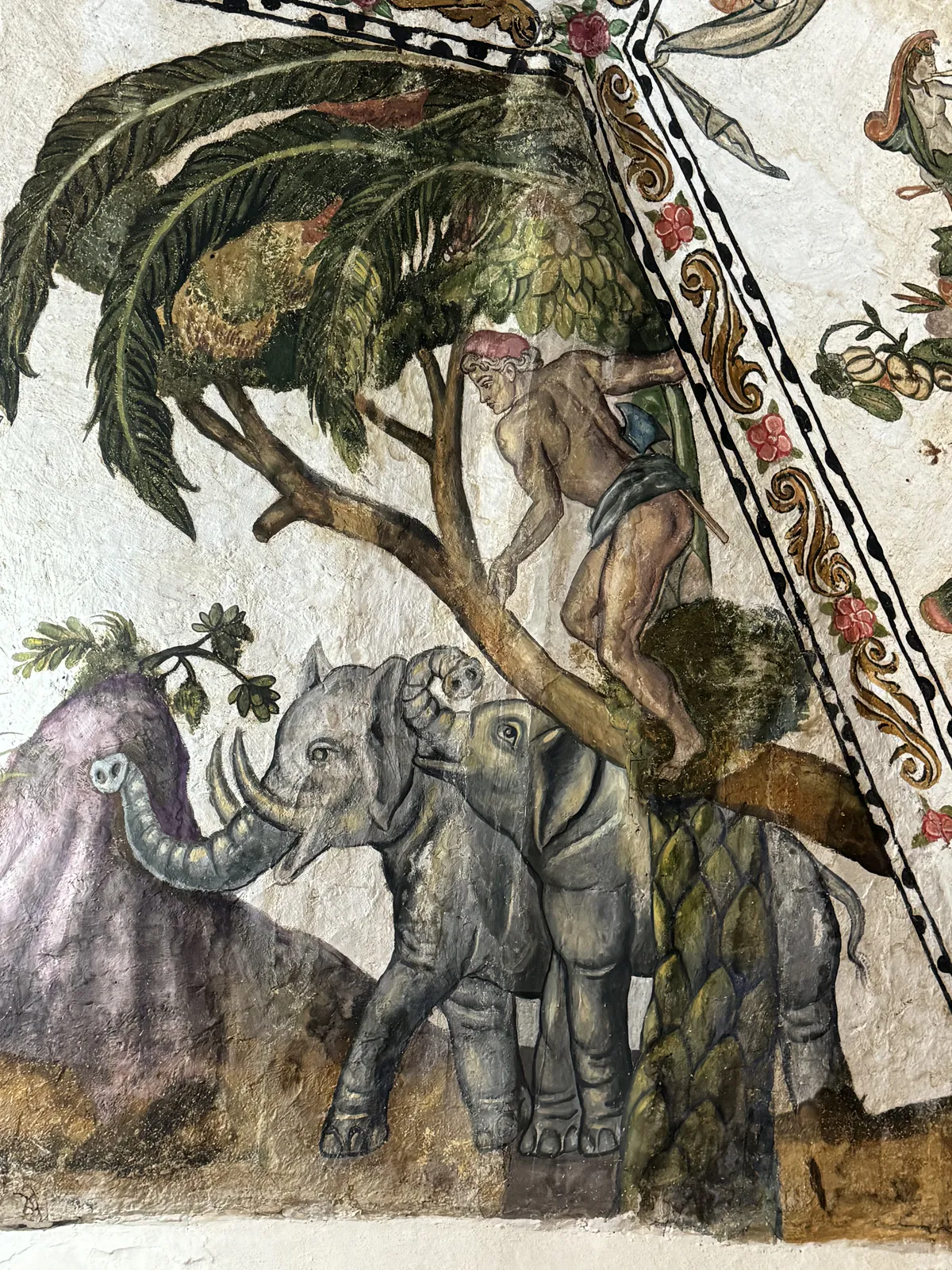 Fresque allégorique avec éléphants et grimpeur