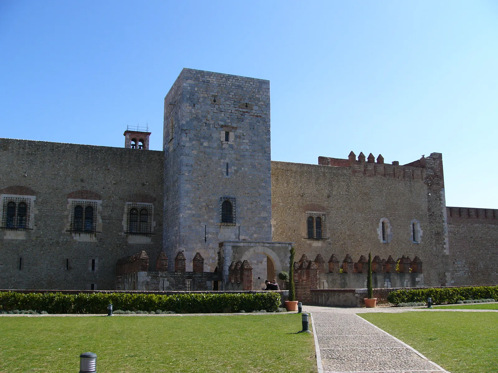 Palace South Façade and Keep