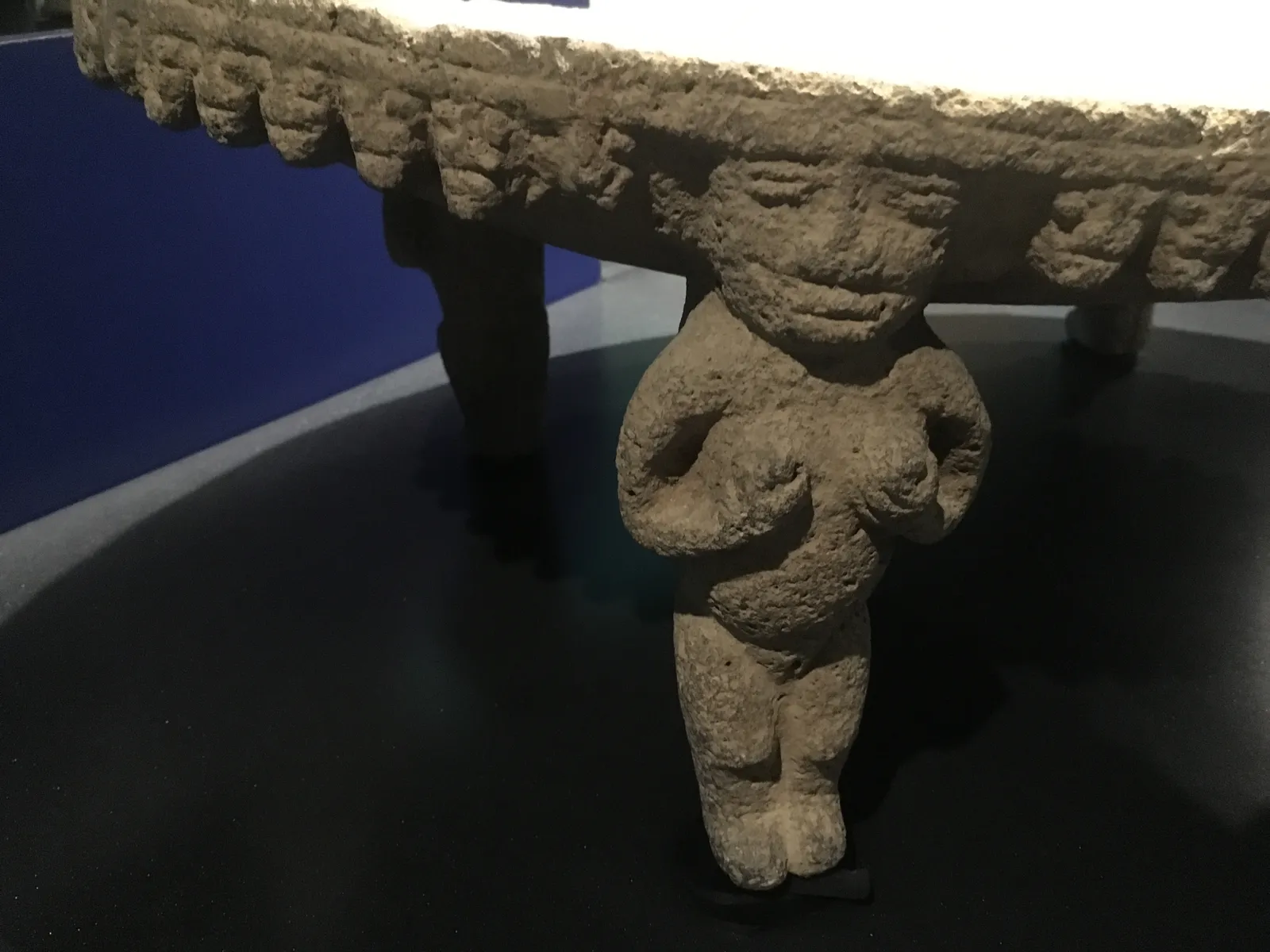 Metate cérémoniel de Nicoya avec pieds en effigie féminine