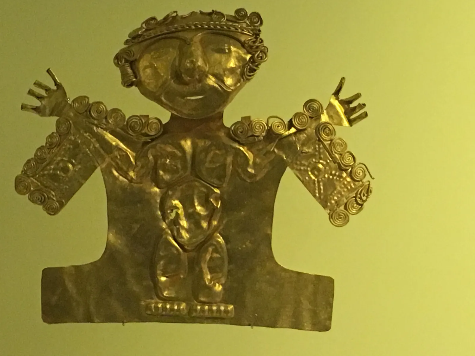 Figure aux bras levés