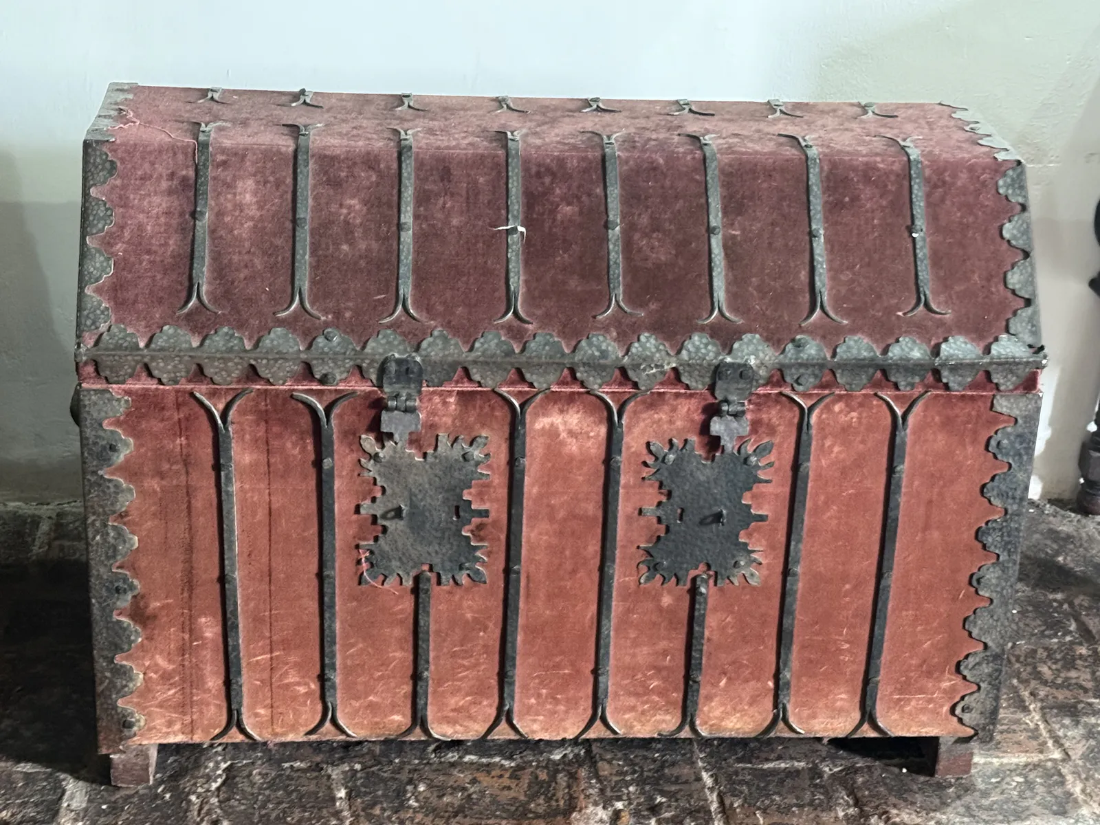 Сундук, обтянутый бархатом, с железной фурнитурой