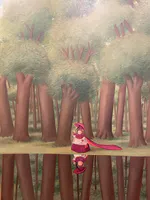 امرأة تحمل مظلة