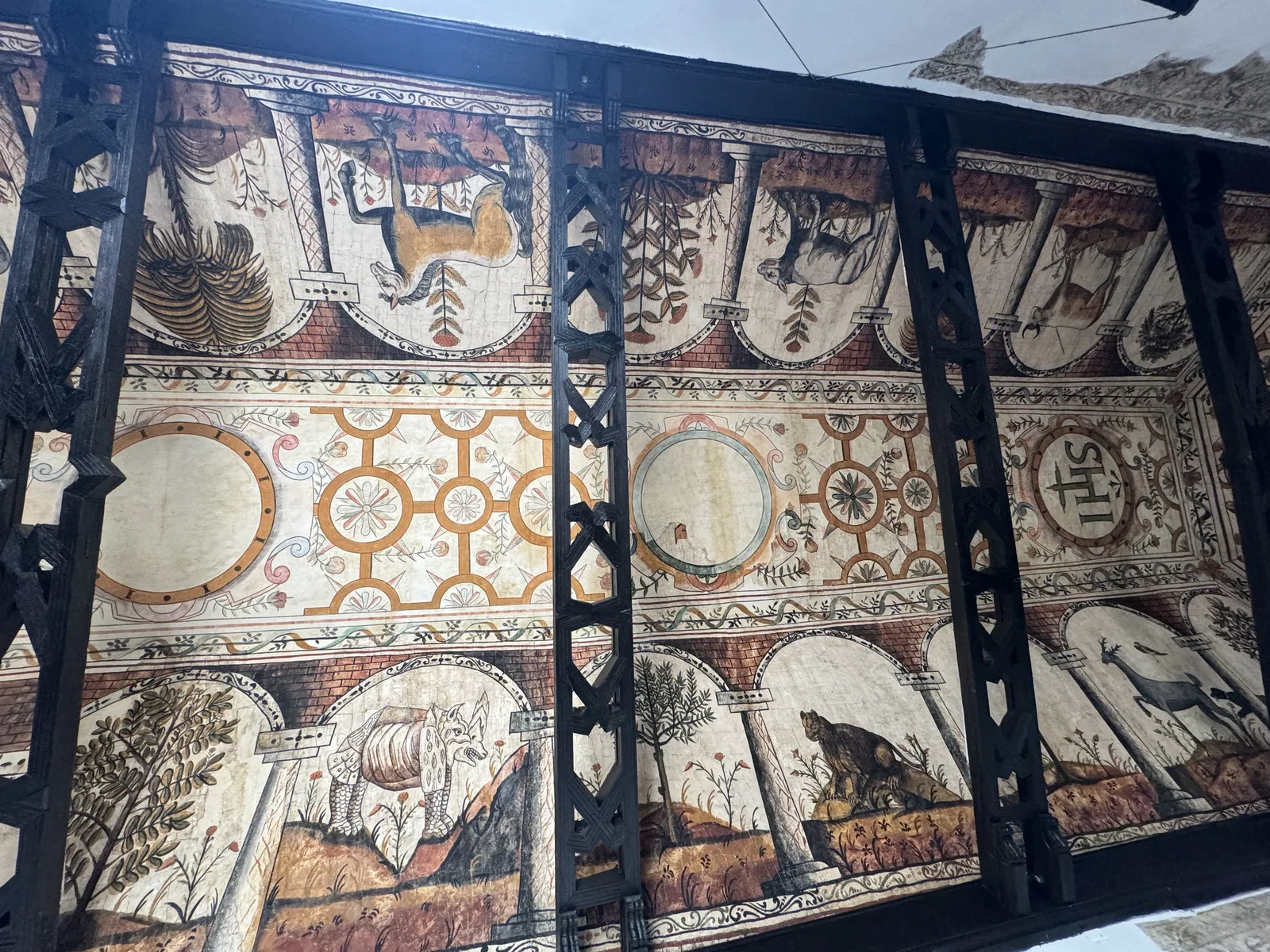 Маньеристский потолок с экзотической фауной