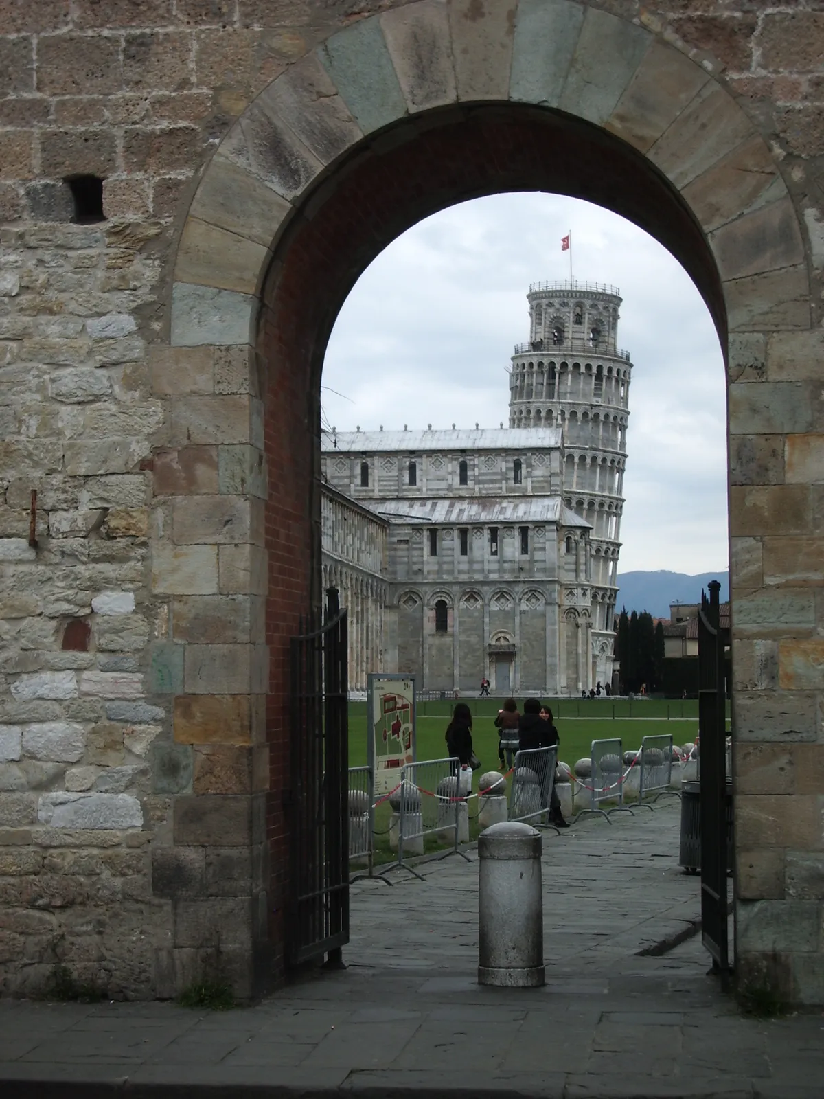 ポルタ・ヌオーヴァと斜塔