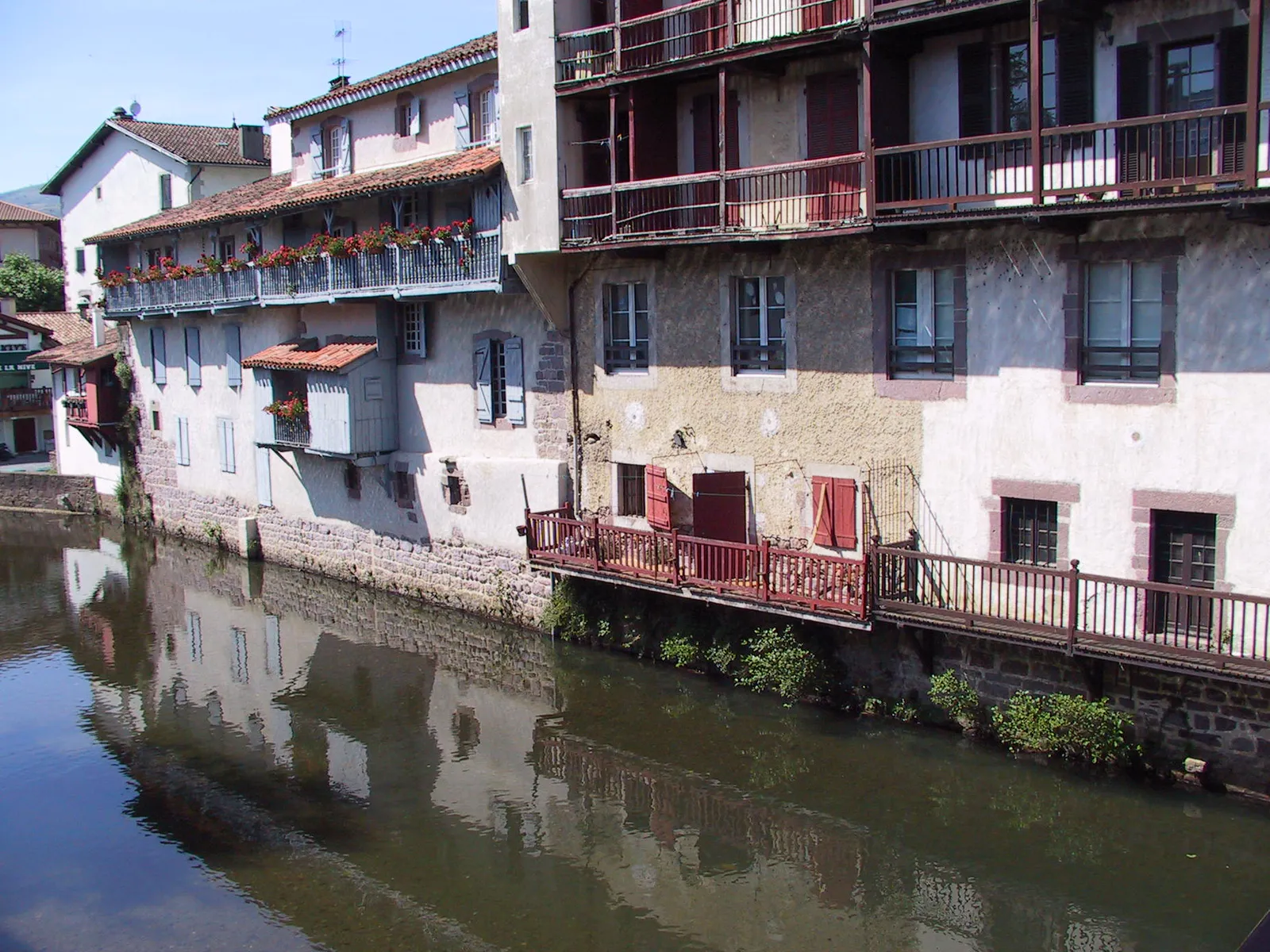Houses along the Nive