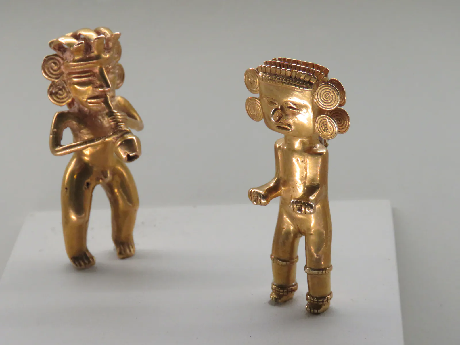 Figuras de Músico e Dançarino em Estilo Quimbaya